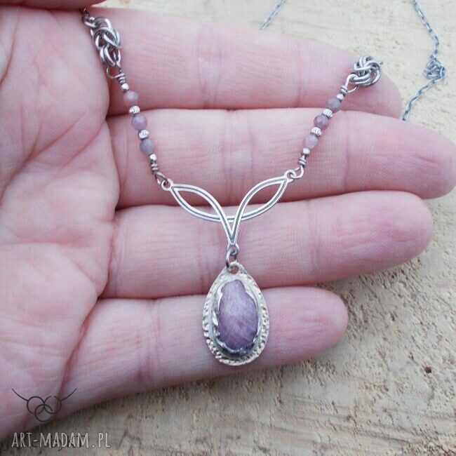 Surowy róż rubinu - naszyjnik handmade ze srebra i naturalnych rubinów