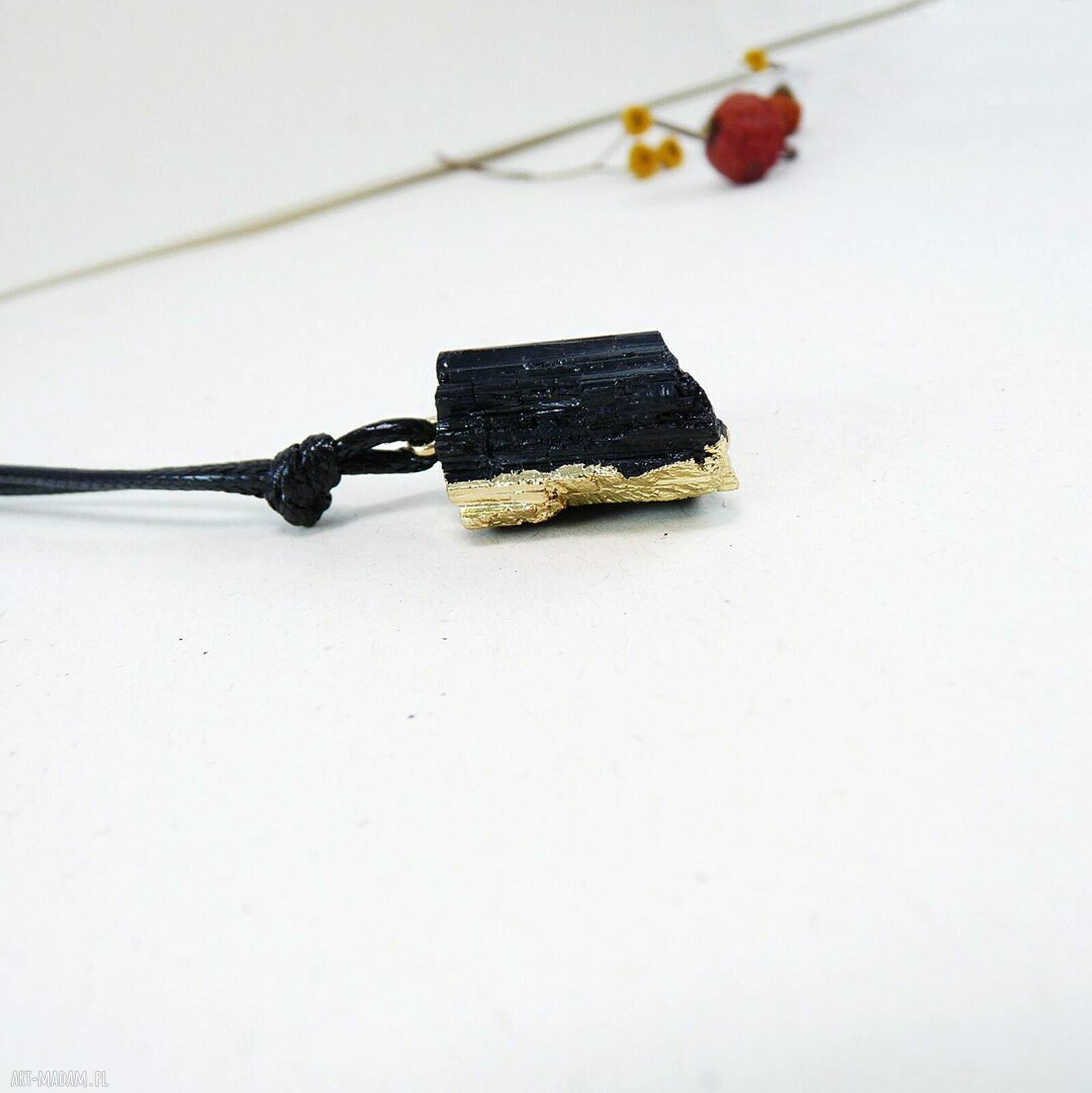 Surowy turmalin No 1 - wisiorek handmade na czarnym sznurku