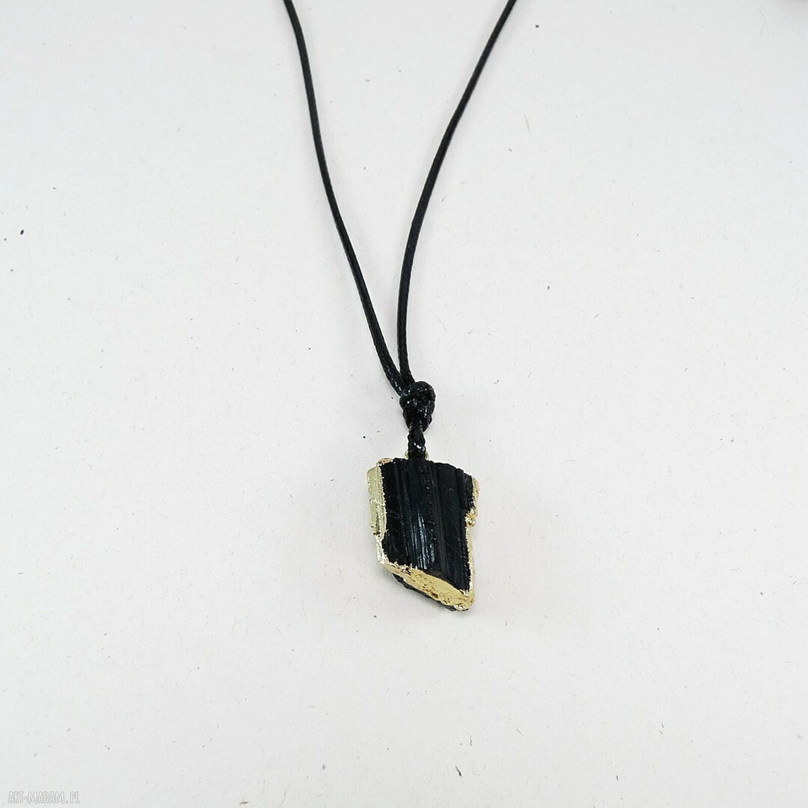 Surowy turmalin No 1 - wisiorek handmade na czarnym sznurku