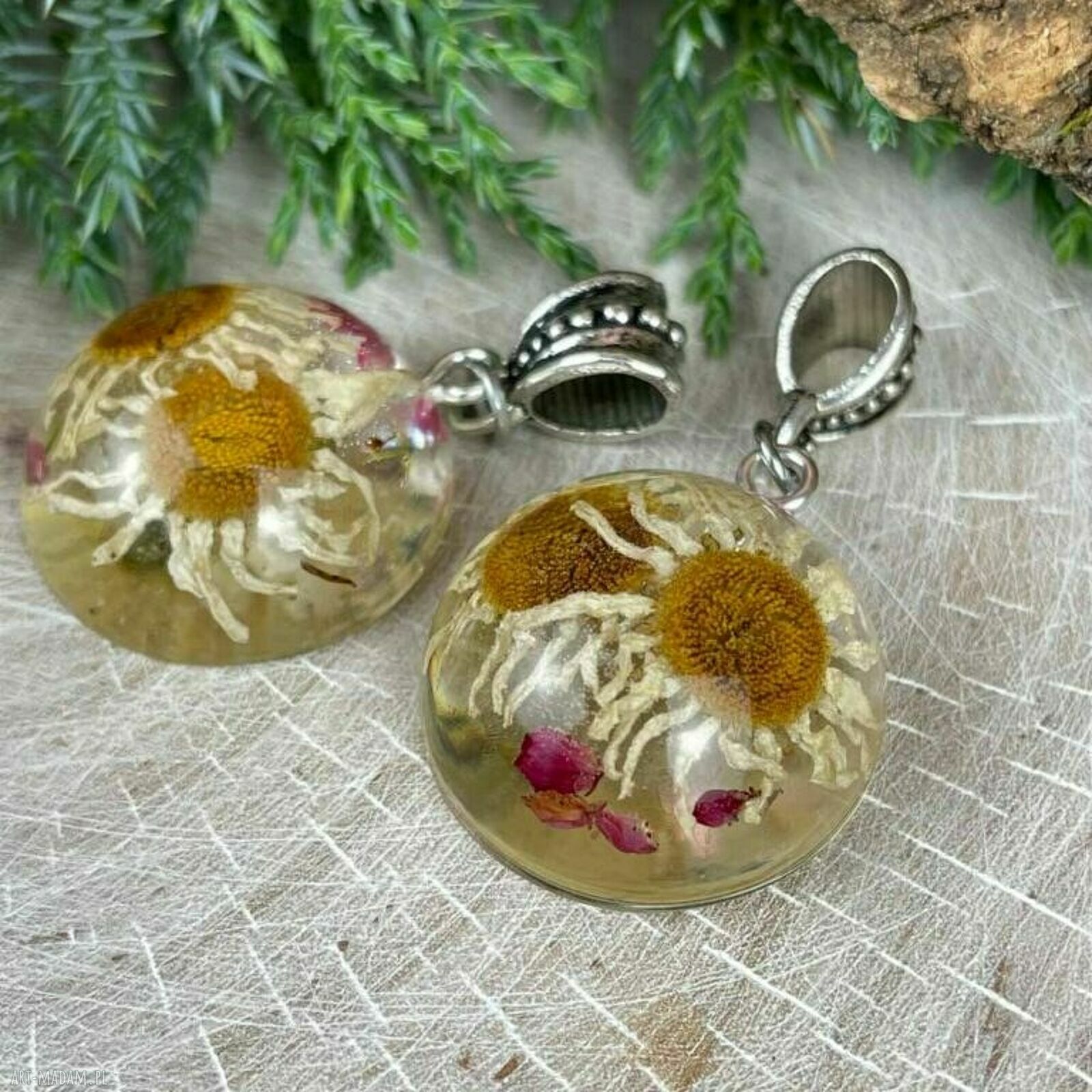 Delikatny wisiorek z suszonym rumiankiem z1681 - Herbarium Jewelry