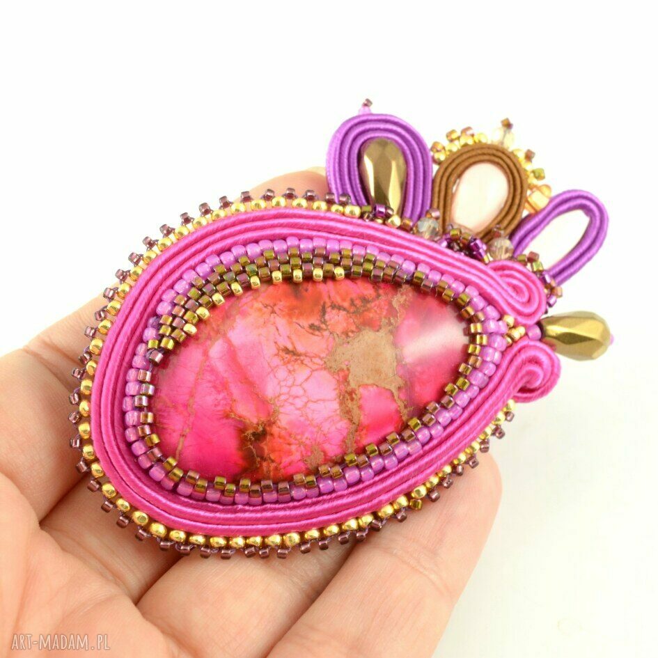 broszki: Broszka w kolorze soczystej fuksji w deliktanym oplocie koralików Handmade
