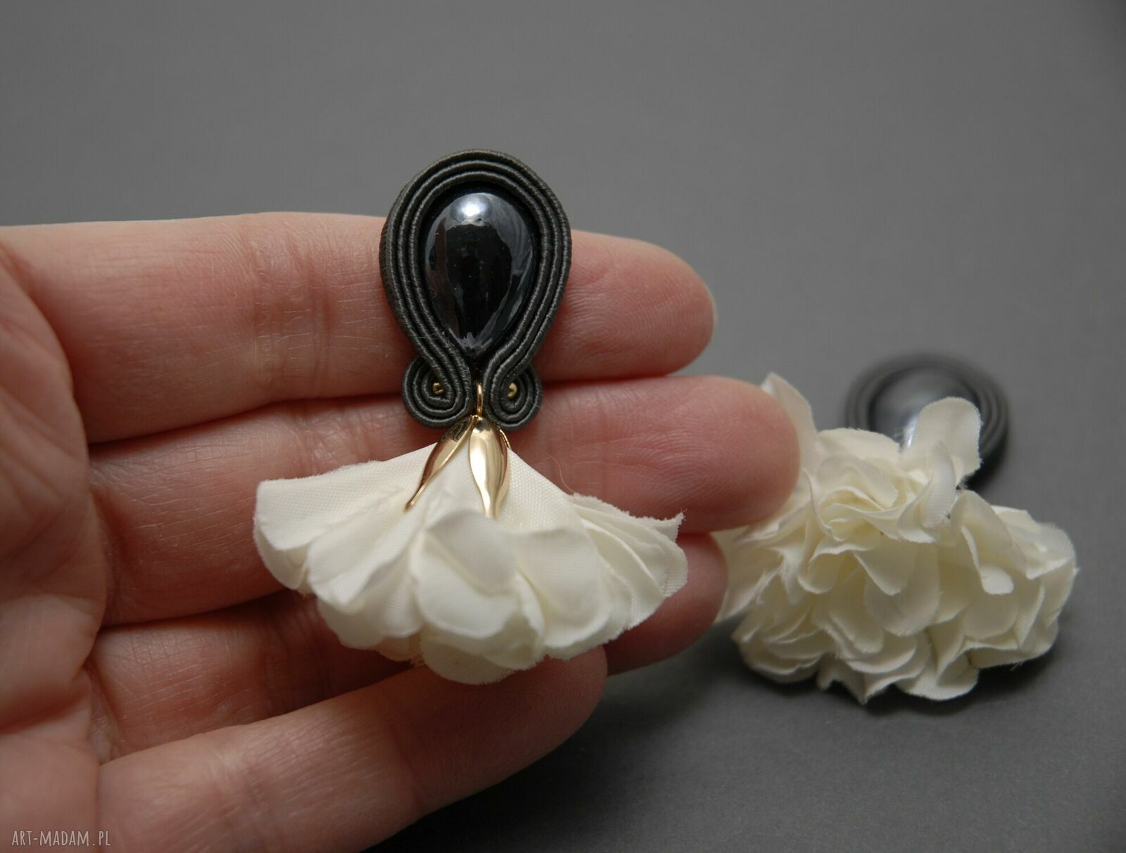 Klipsy sutasz z kwiatkiem - delikatne i eleganckie handmade