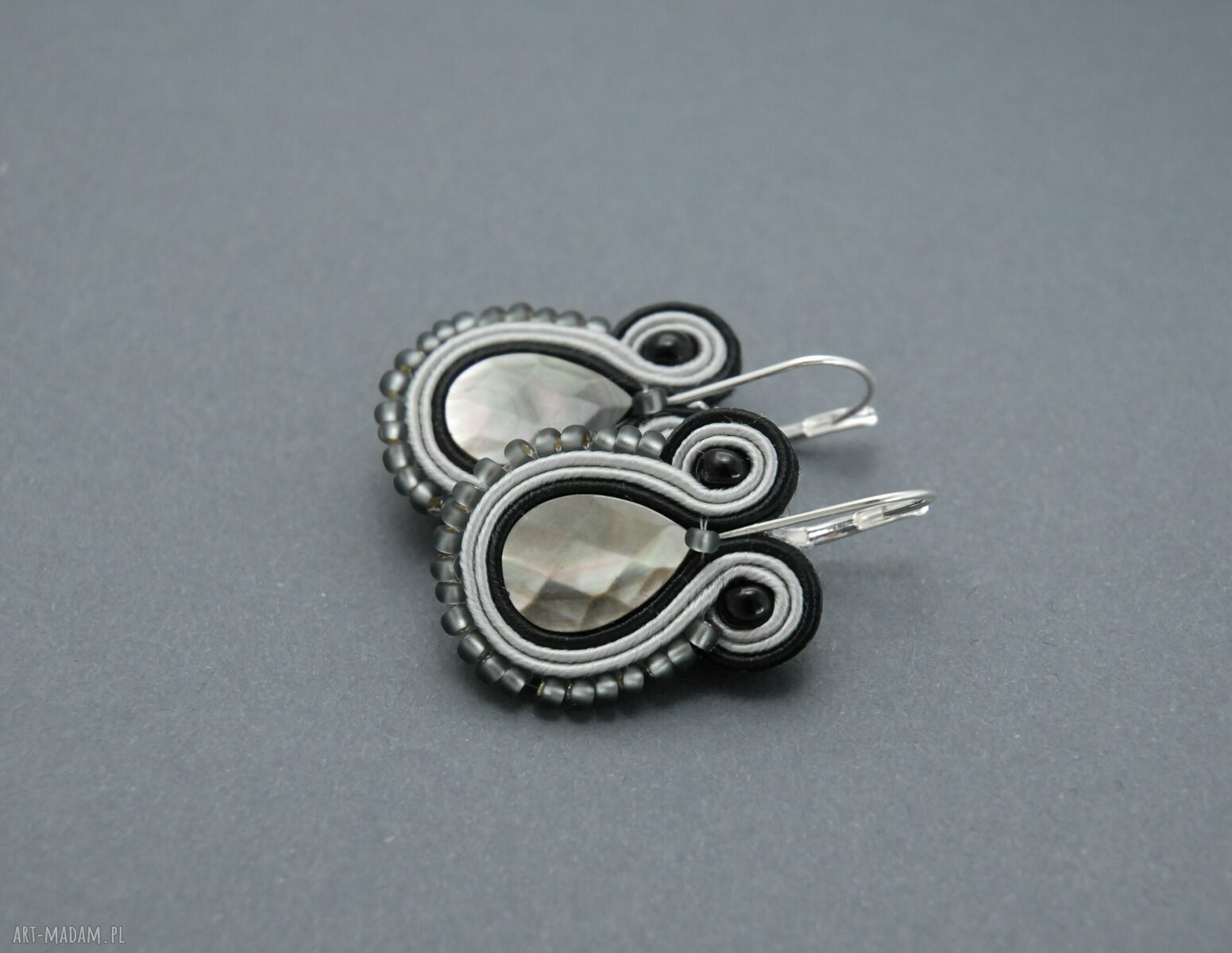 Kolczyki sutasz z muszlą - małe, eleganckie handmade z muszlą i koralikami szklanymi
