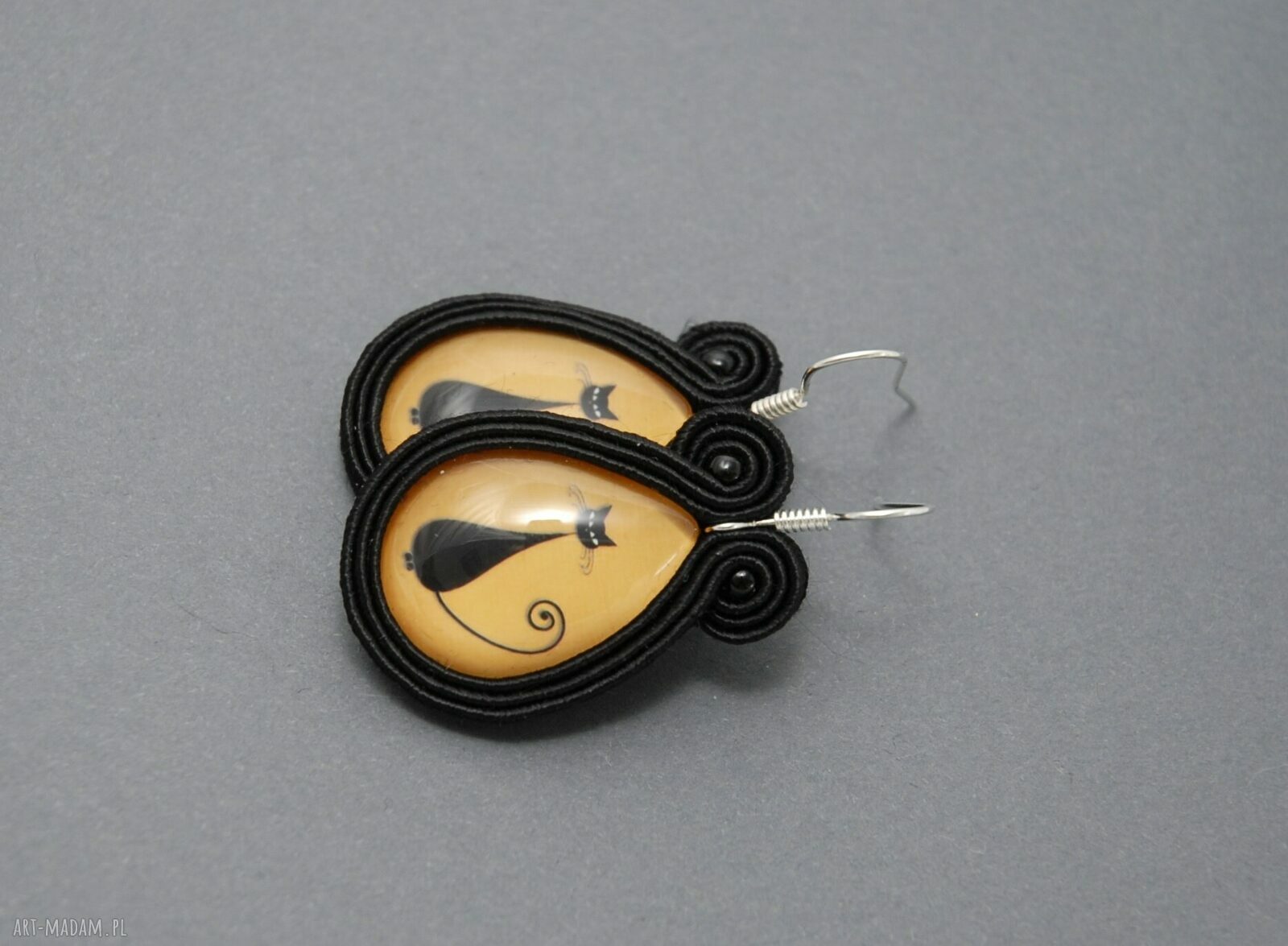 Kolczyki sutasz z kotami - szklany kaboszon, rękodzieło (ok. 4,7 cm)