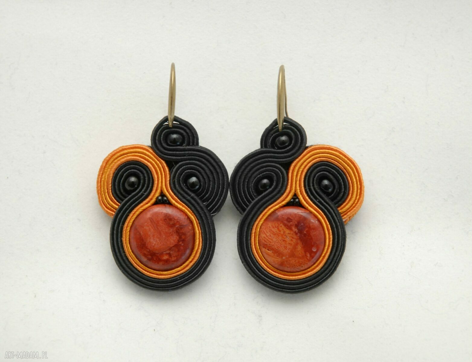 Kolczyki sutasz z koralem - haft soutache z koralikami (ok. 5,3 cm)