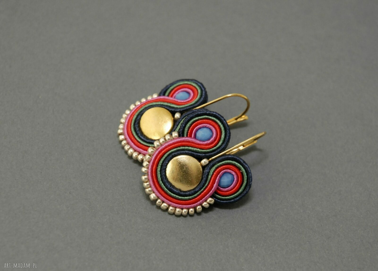 Kolczyki sutasz - złoty soutache z metalowymi i szklanymi koralikami (ok. 3 cm)