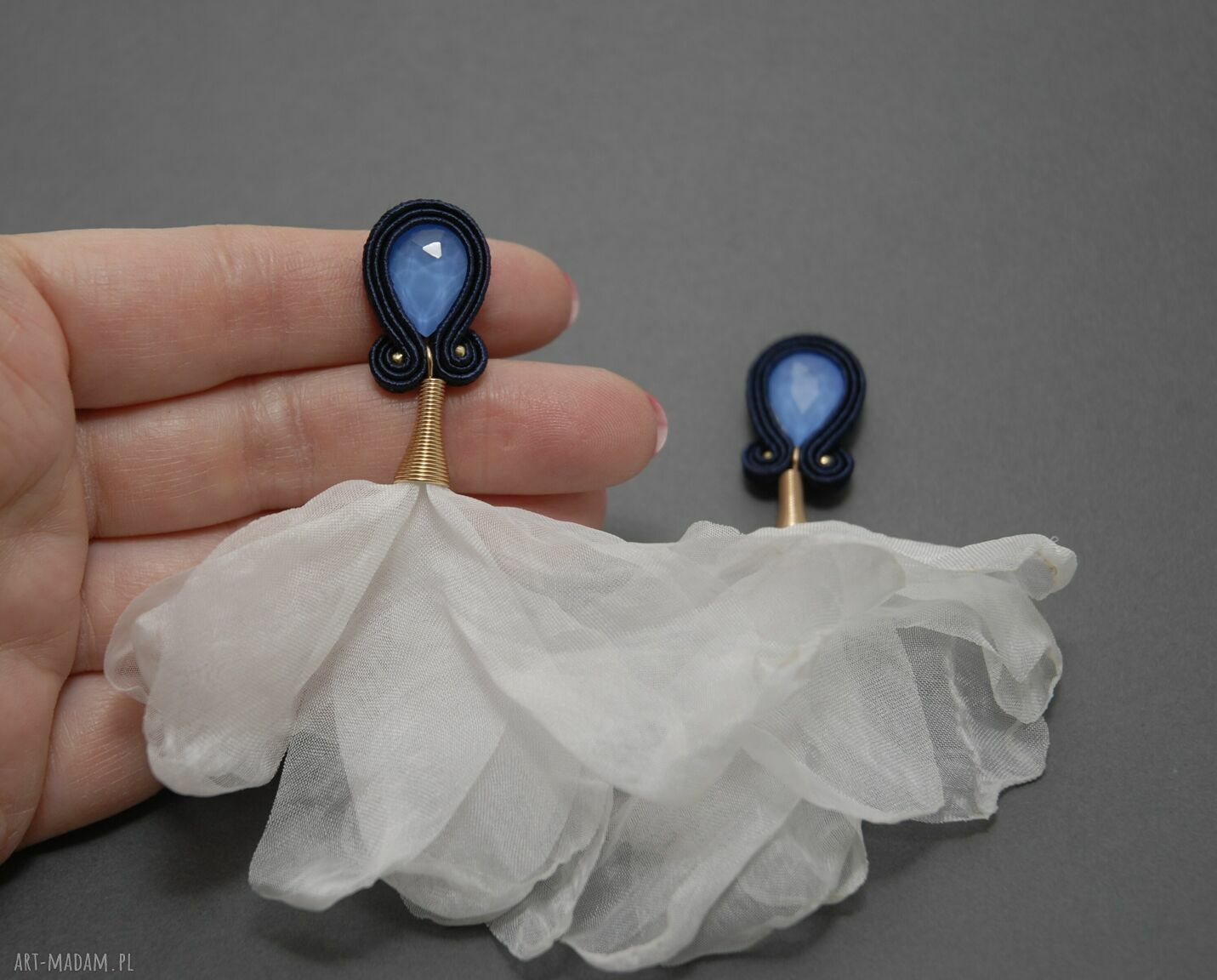 Wieczorowe klipsy sutasz z kwiatkiem - elegancka biżuteria handmade