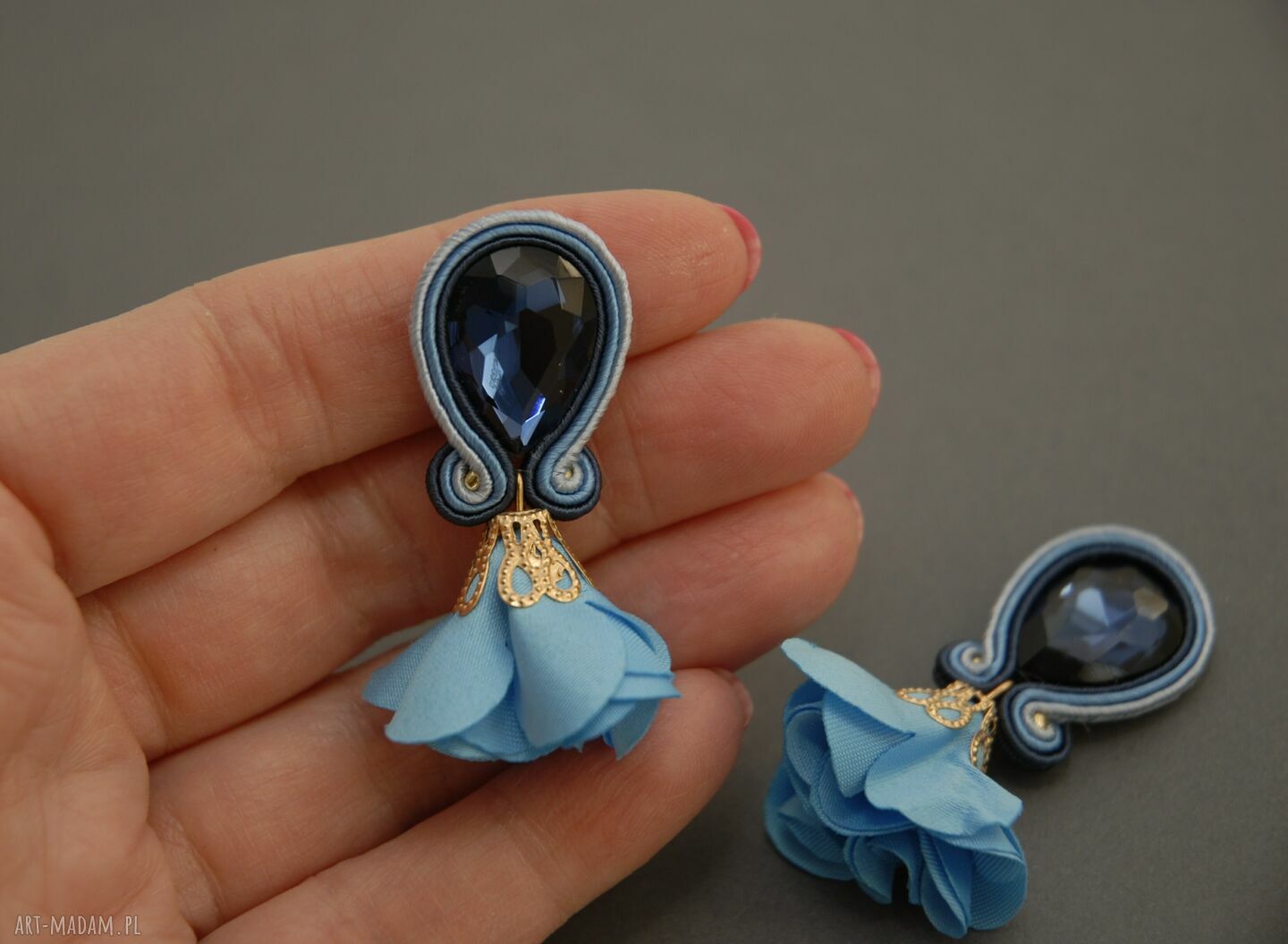 Granatowe klipsy sutasz z kwiatkiem - elegancka biżuteria handmade