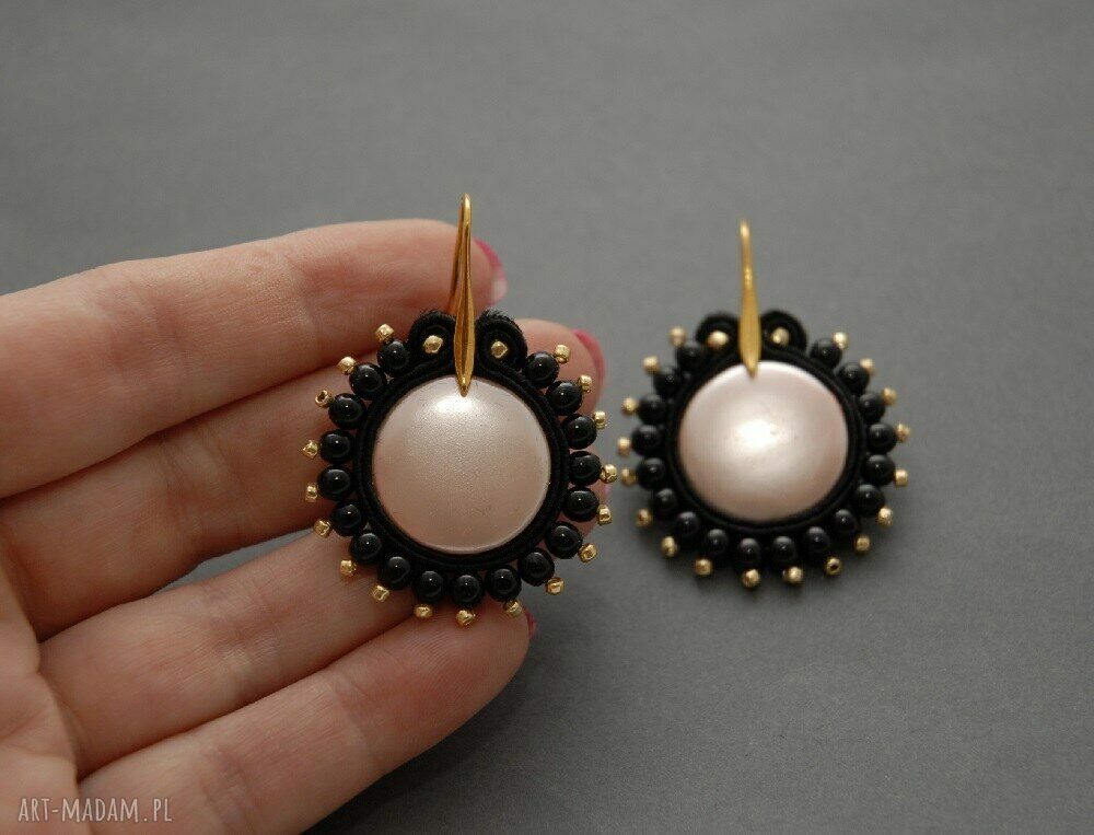 Kolczyki sutasz z perełkami seashell - delikatne i eleganckie