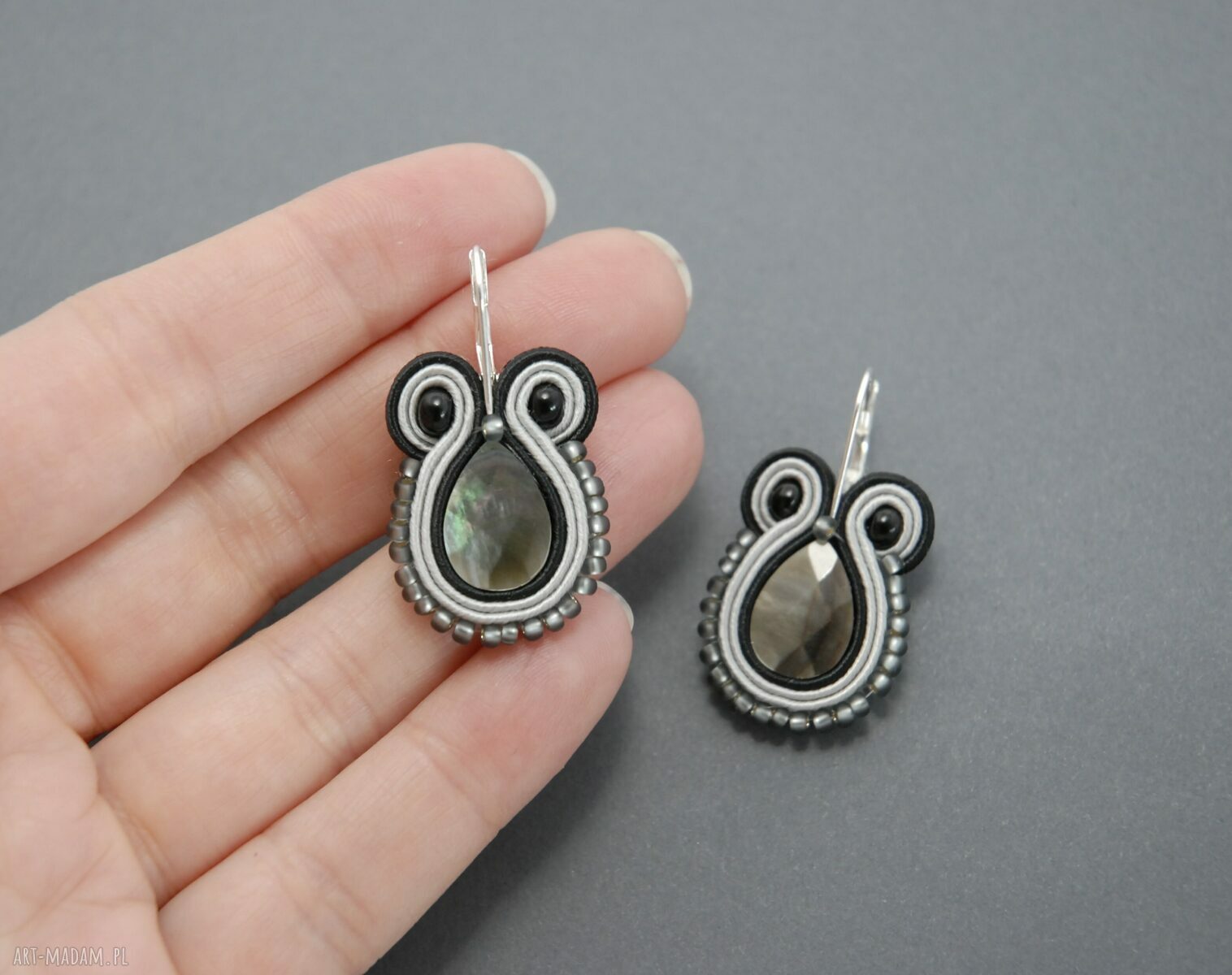 Kolczyki sutasz z muszlą - małe, eleganckie handmade z muszlą i koralikami szklanymi