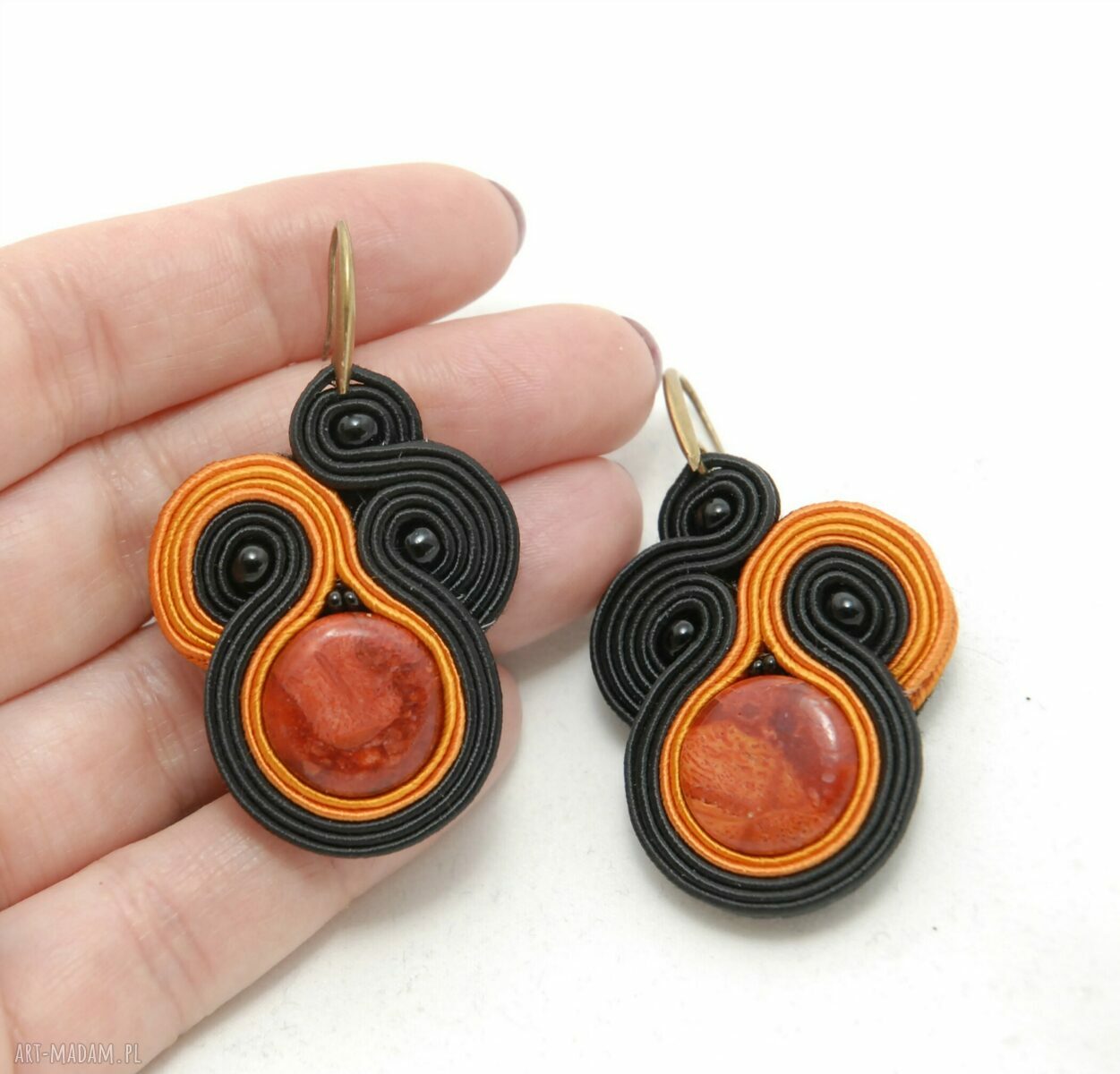 Kolczyki sutasz z koralem - haft soutache z koralikami (ok. 5,3 cm)