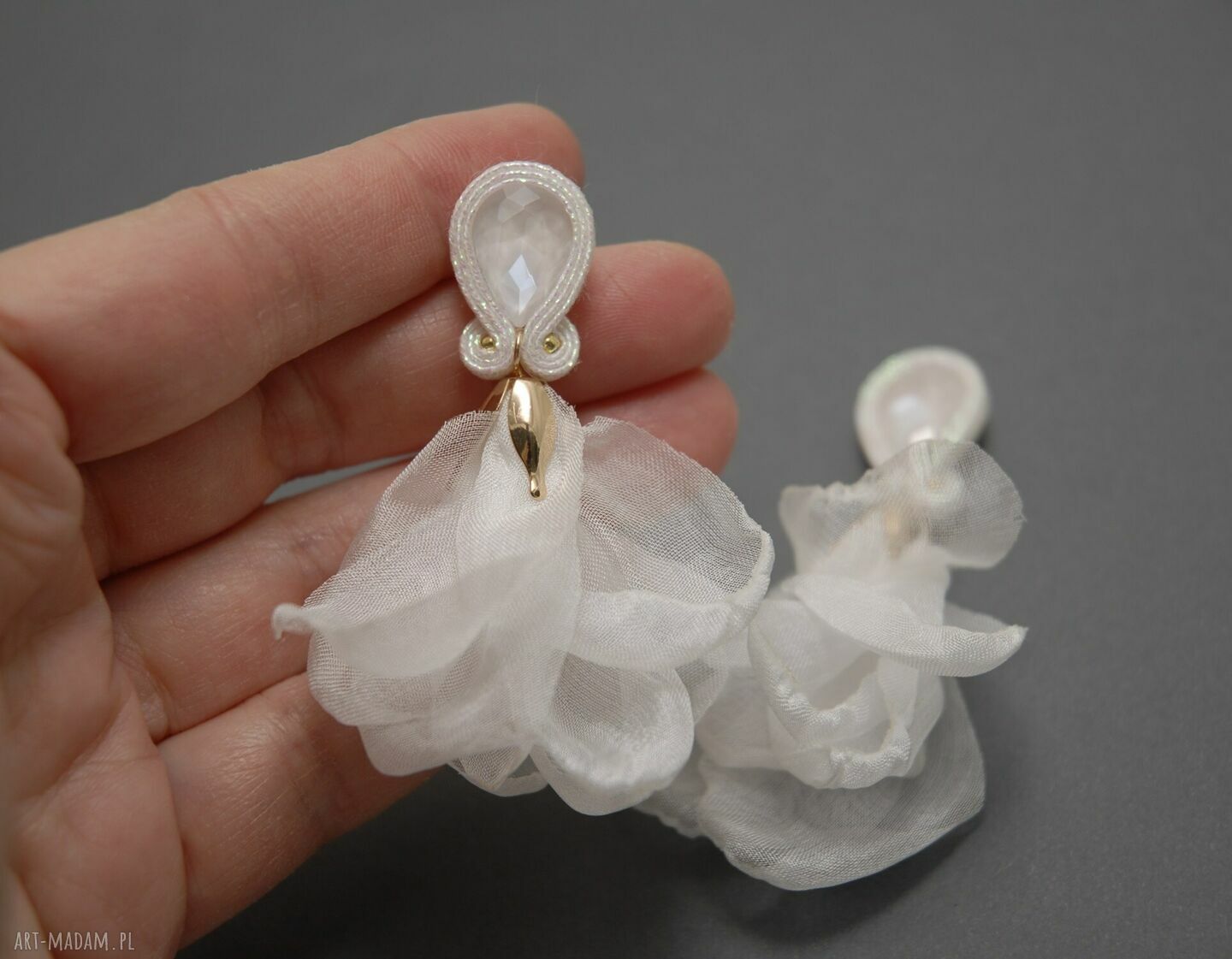 Wiszące klipsy sutasz z kwiatkiem - eleganckie ślubne handmade
