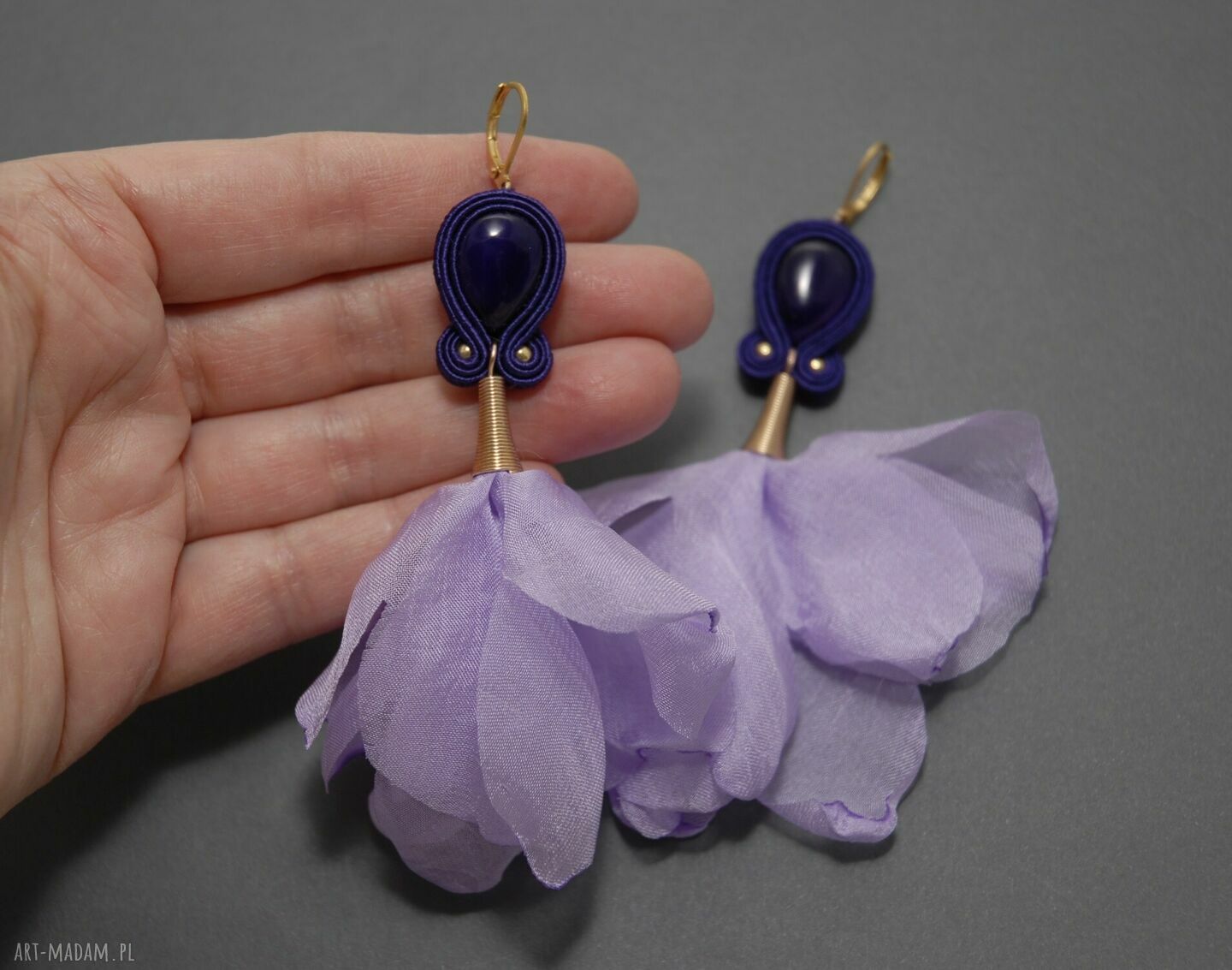 Klipsy sutasz z kwiatkiem w kolorze lila - handmade i wiszące