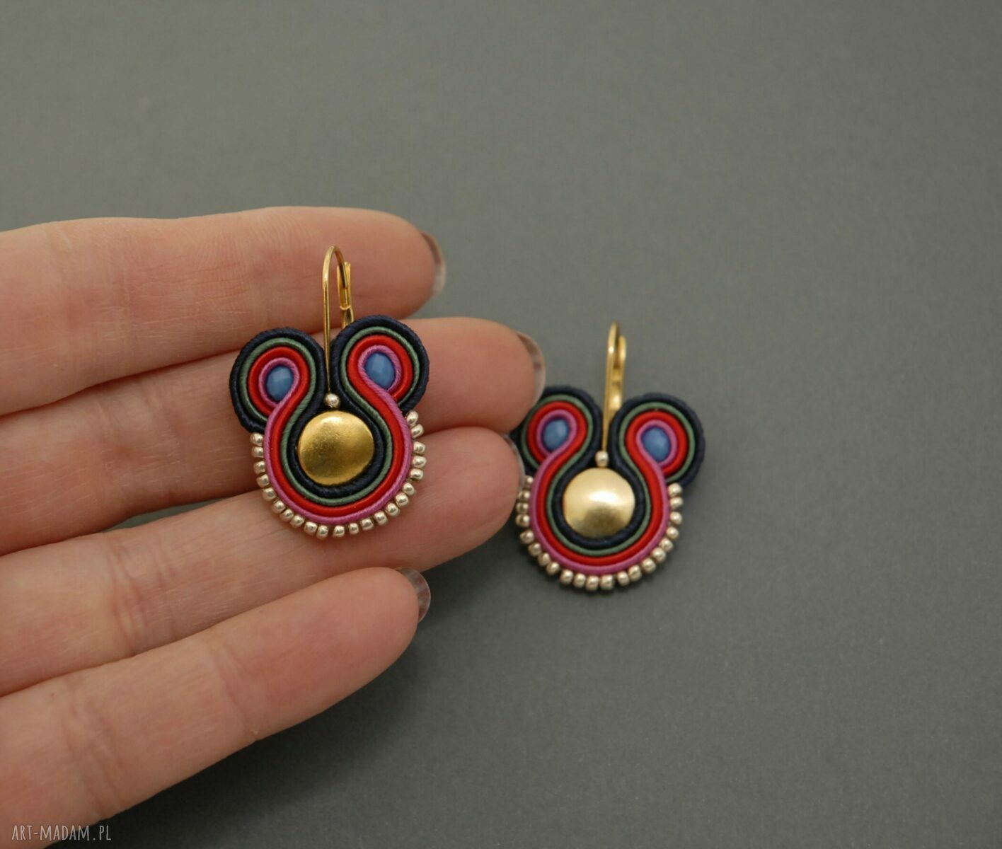 Kolczyki sutasz - złoty soutache z metalowymi i szklanymi koralikami (ok. 3 cm)