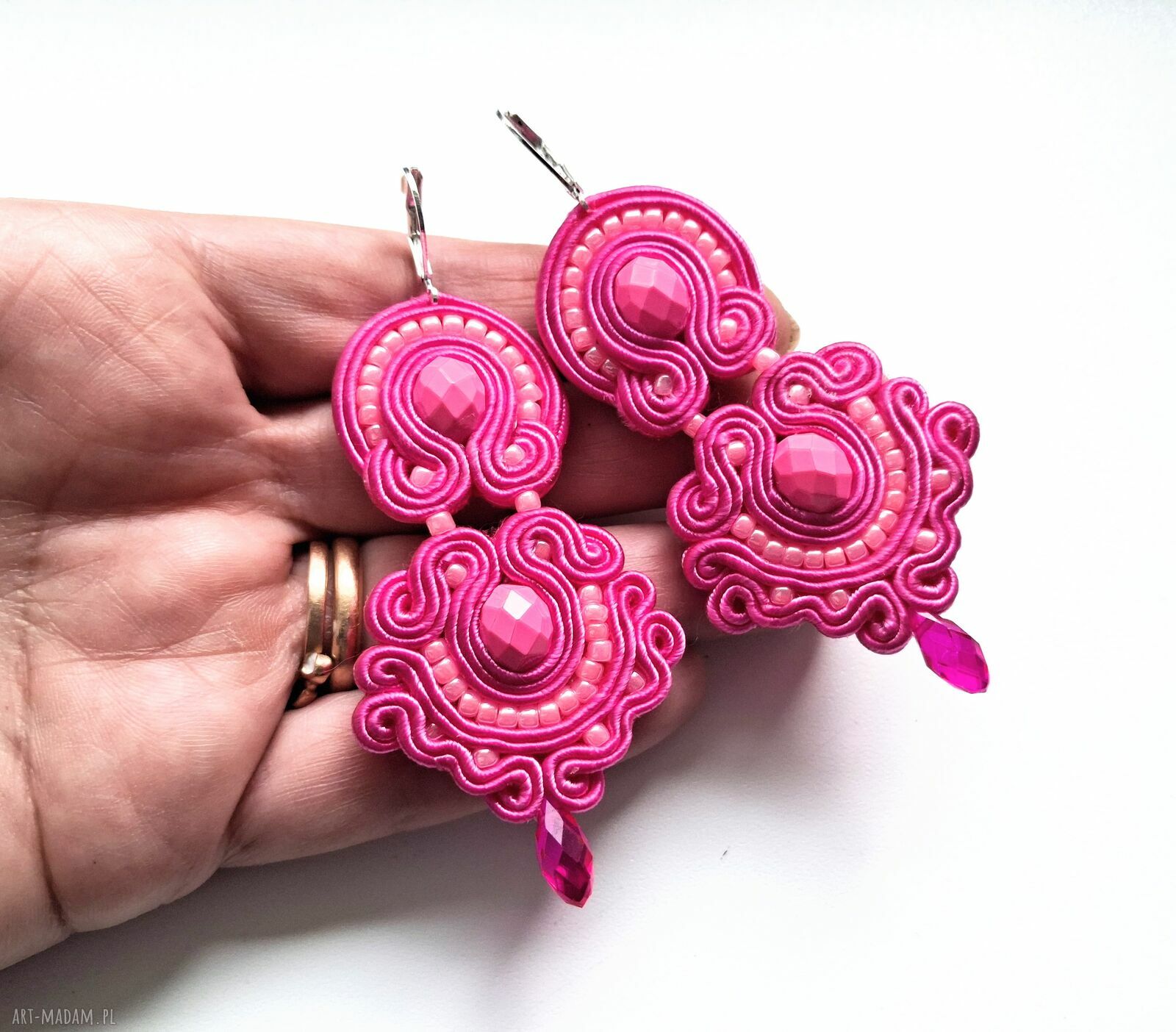 Ręcznie haftowane kolczyki sutaszowe Cold Pink - boho, 7 cm