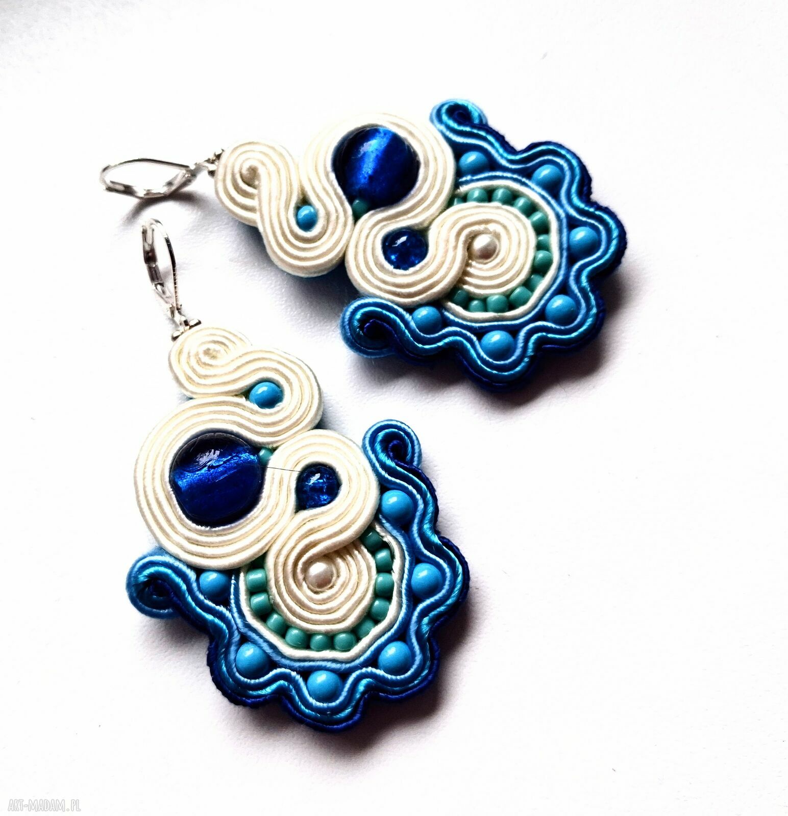 Kolczyki sutaszowe haftowane Blue & Ecru (średnie, 5 cm)