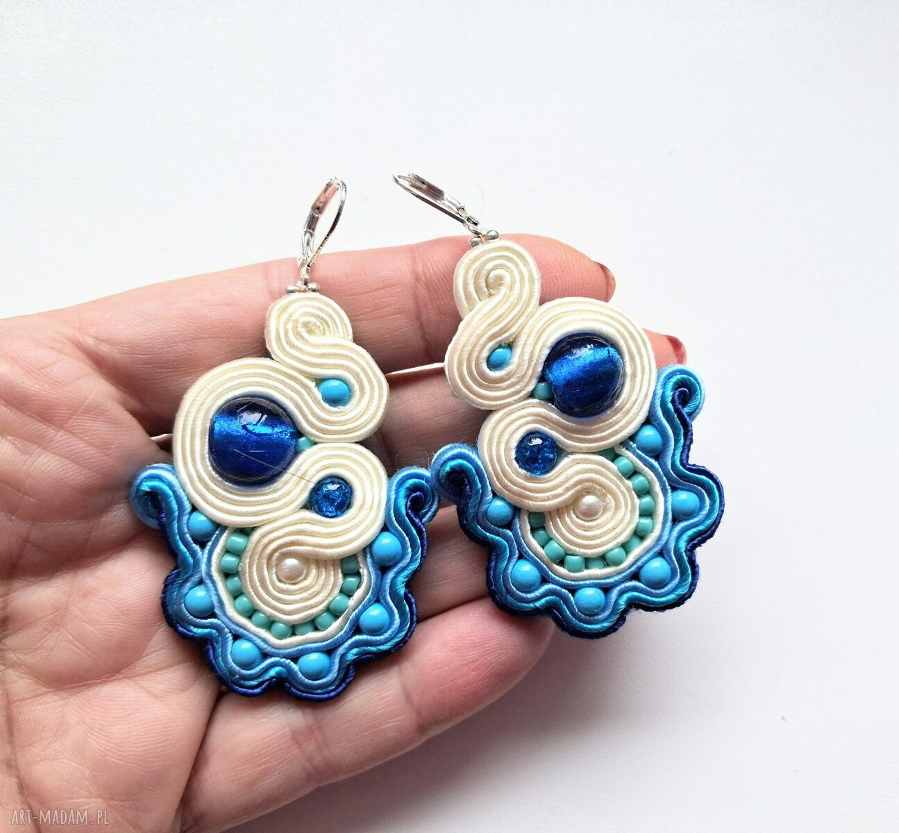 Kolczyki sutaszowe haftowane Blue & Ecru (średnie, 5 cm)