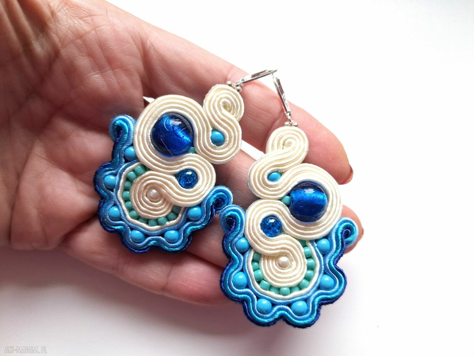 Kolczyki sutaszowe haftowane Blue & Ecru (średnie, 5 cm)