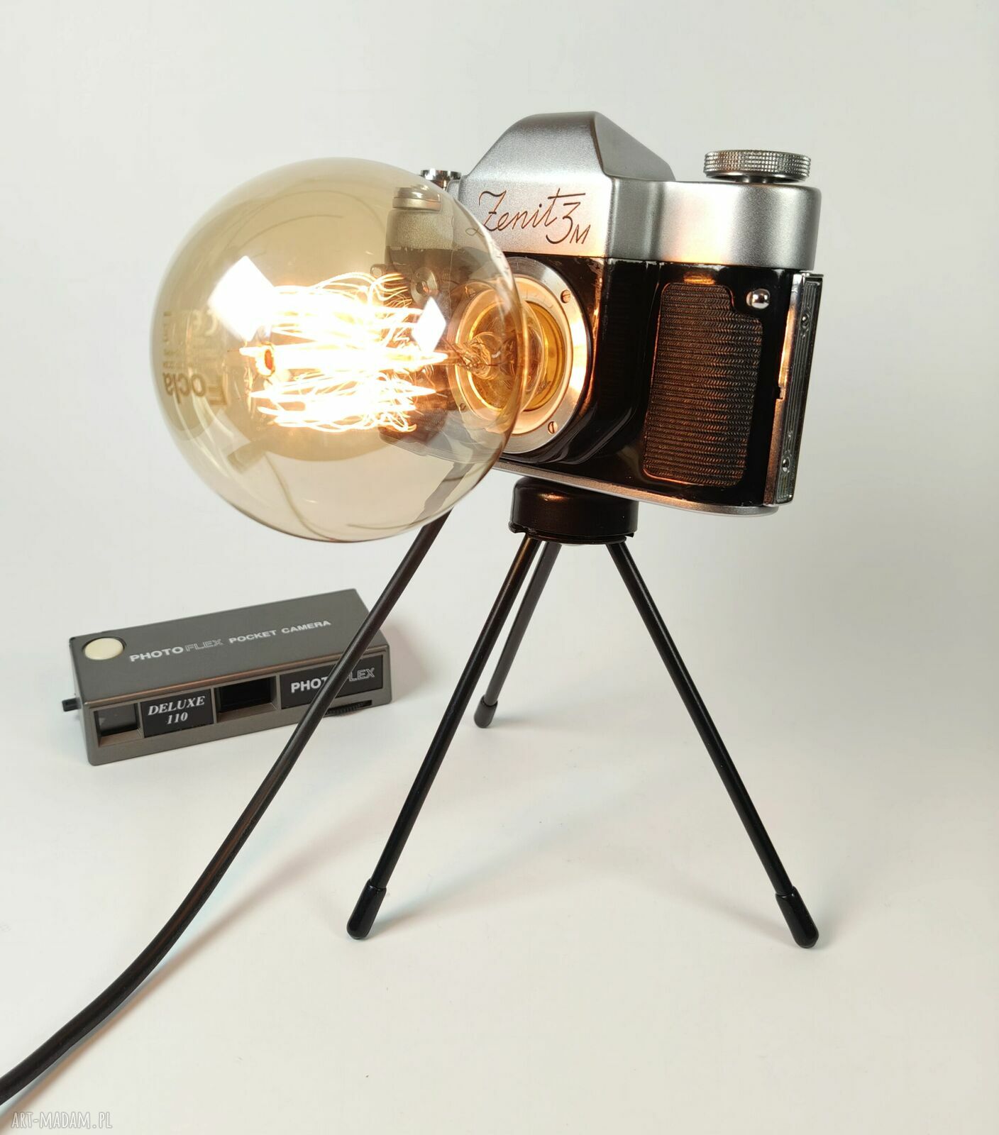 Lampka z aparatu - vintage oświetlenie, które dodaje wnętrzu charakteru
