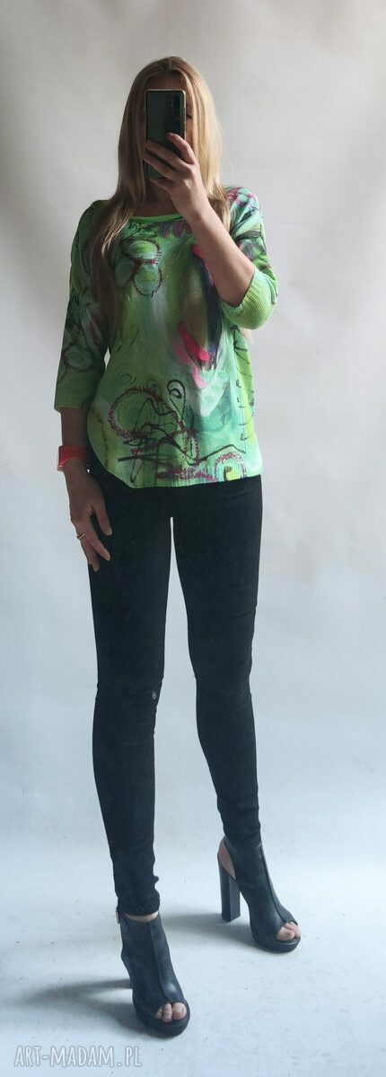 Sweter damski oversize w drukowanym abstrakcyjnym wzorze