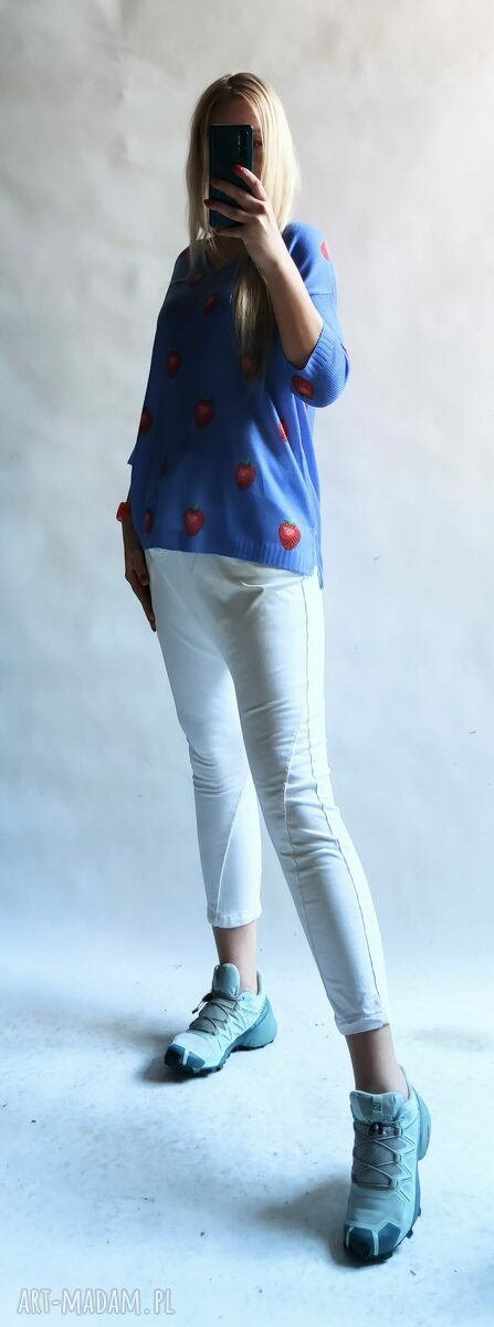 Sweter damski oversize w truskawki - dekolt w serek i rękaw 3/4