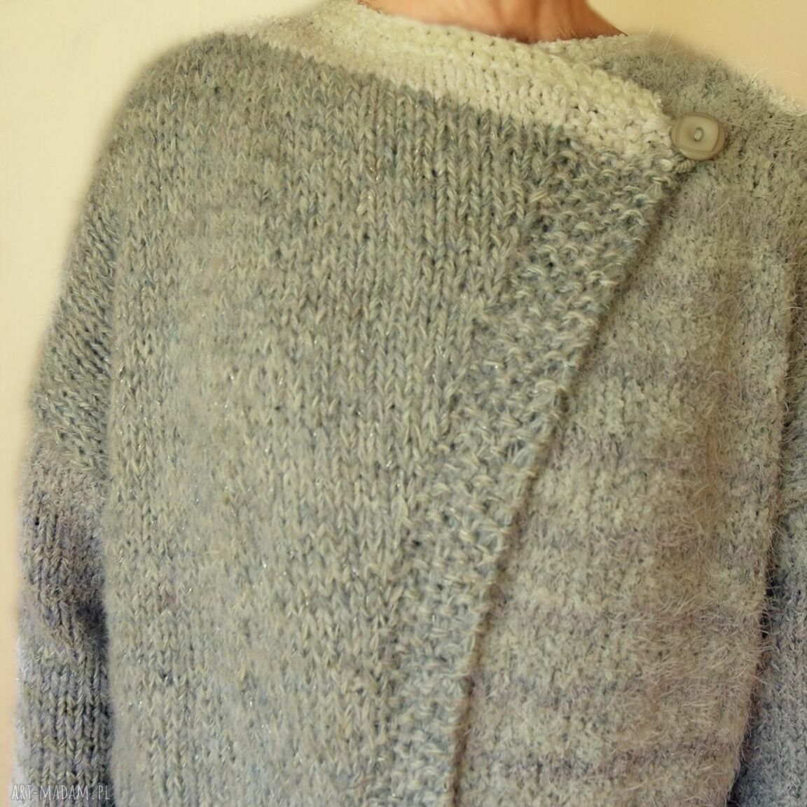 Sweter-kardigan handmade AleksandraB - rozpinany na guziki w szarościach i bieli
