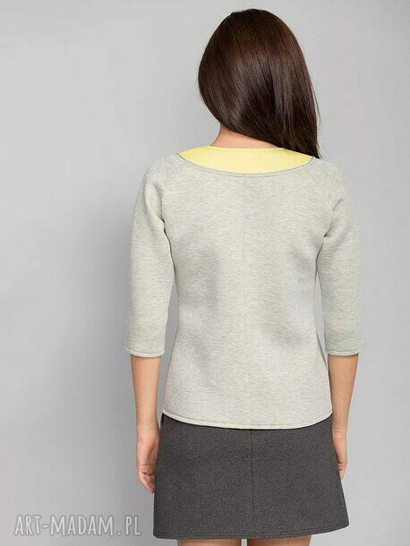 sweter o prostym kroju