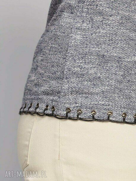 sweter o prostym kroju