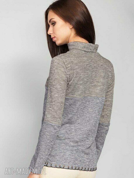 sweter o prostym kroju