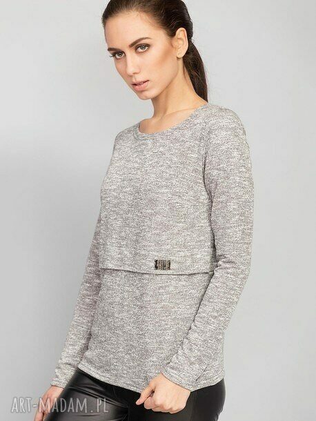 sweter o prostym kroju