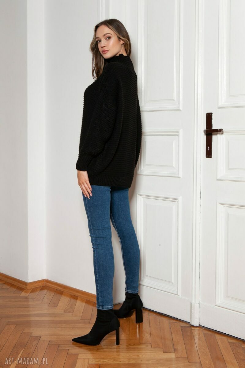 Ciepły sweter oversize z golfem SWE148 czarny