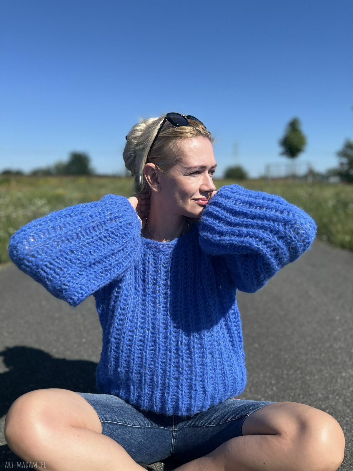 Kobaltowy sweter oversize z alpaki i jedwabiu