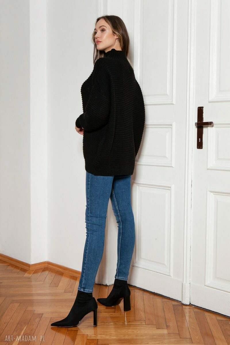 Ciepły sweter oversize z golfem SWE148 czarny