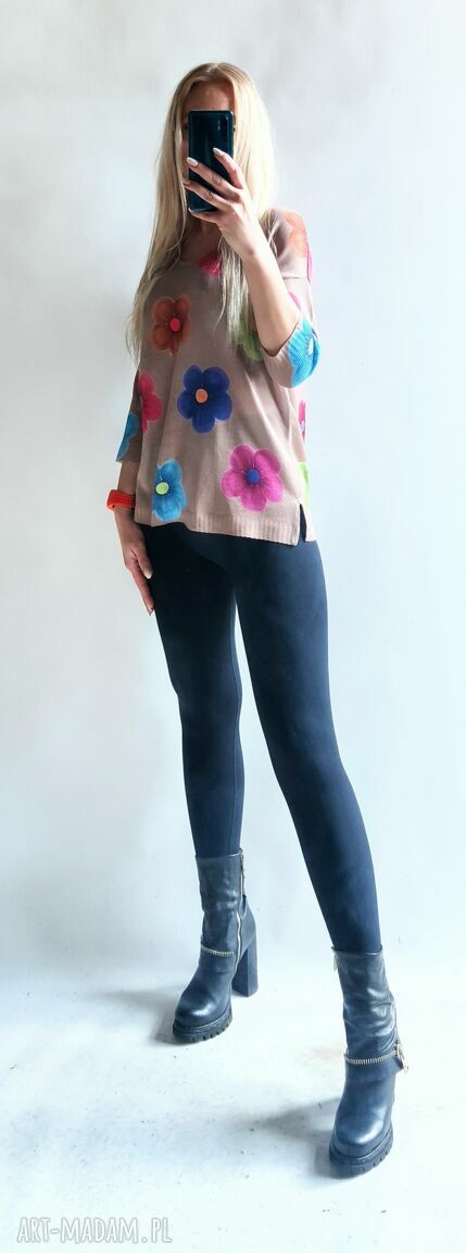 Sweter oversize w kwiaty - pullover z dekoltem w serek
