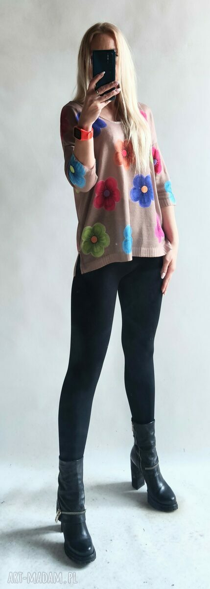 Sweter oversize w kwiaty - pullover z dekoltem w serek