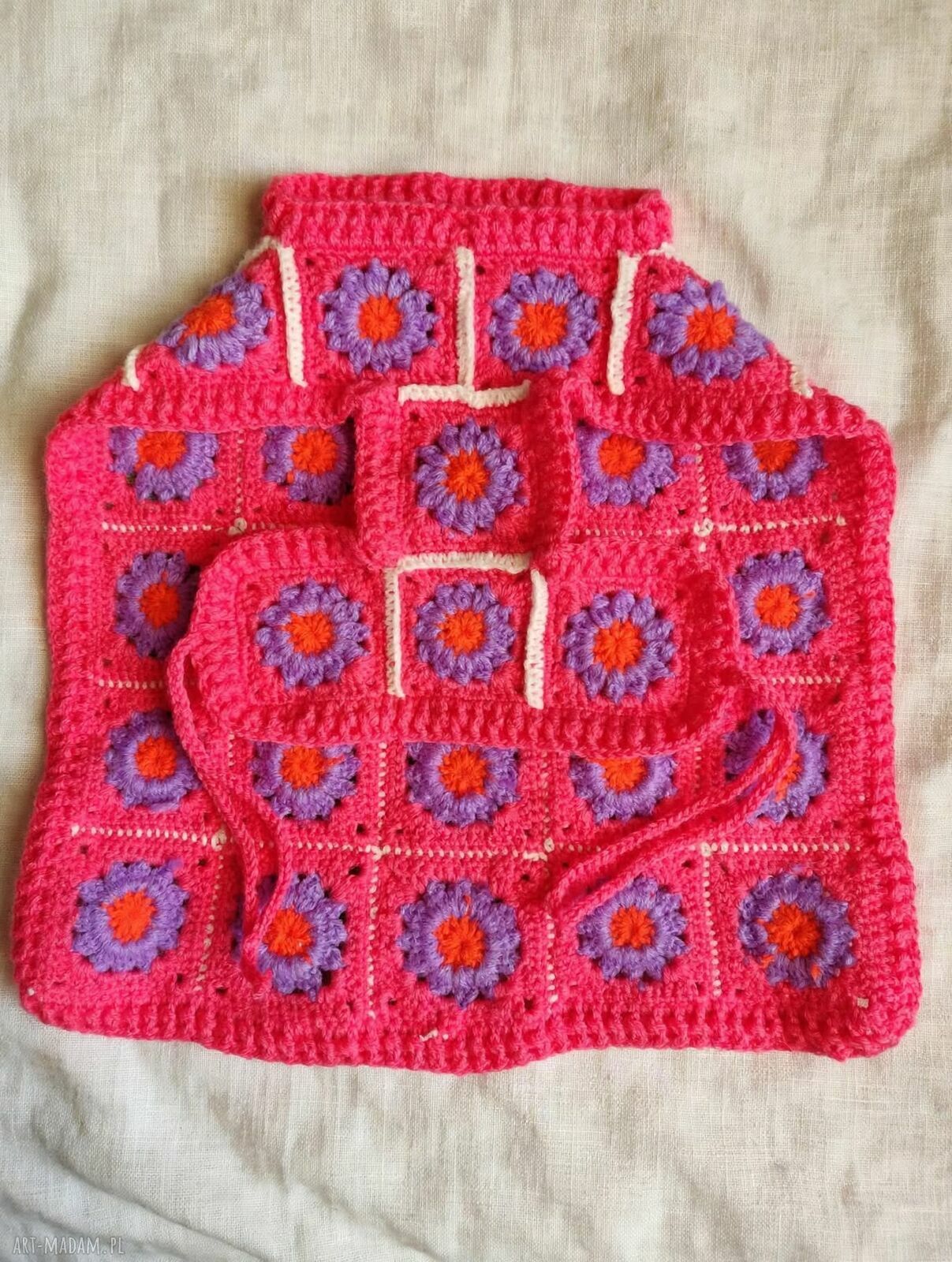 Sweter poncho dla małego psa - ręcznie szydełkowane ubranko w kwiaty