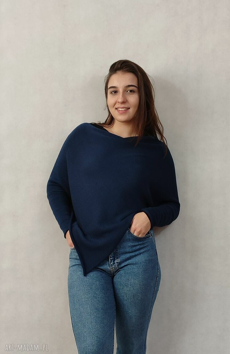 Sweter - Ponczo w kolorze granatowym