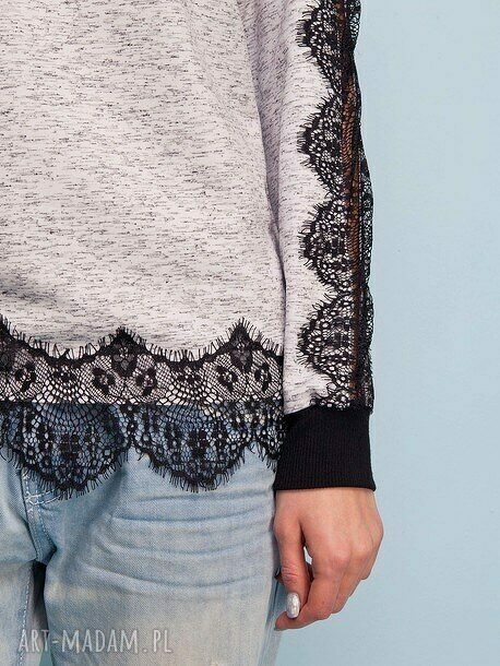Sweter wykończony koronką