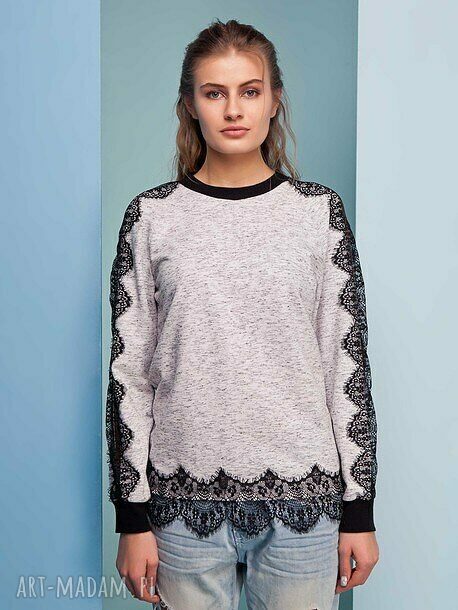 Sweter wykończony koronką