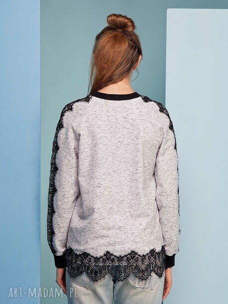 Sweter wykończony koronką