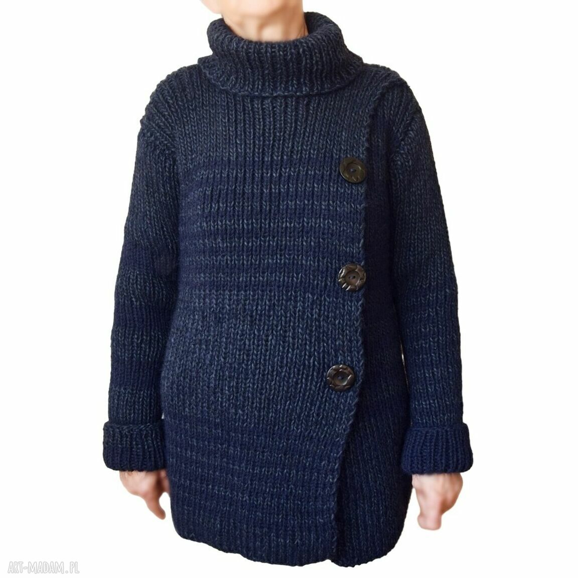 Sweter z golfem ręcznie robiony na drutach w odcieniach granatu