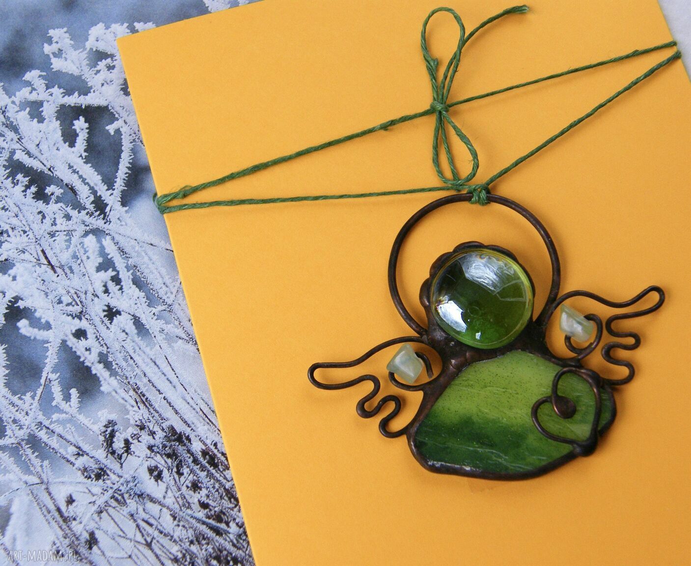 Świąteczna kartka z zielonym aniołkiem witraż - życzenia i zawieszka 10x15 cm