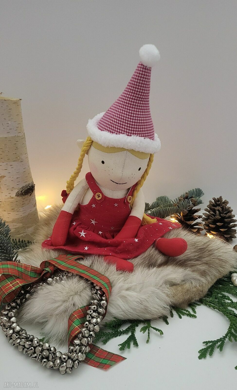 Świąteczna maskotka handmade - dekoracyjna laleczka w czerwieni