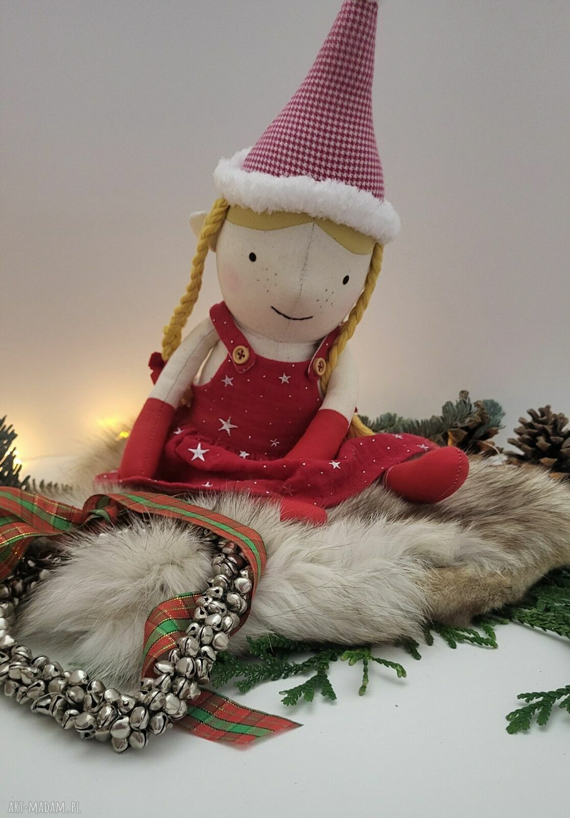 Świąteczna maskotka handmade - dekoracyjna laleczka w czerwieni