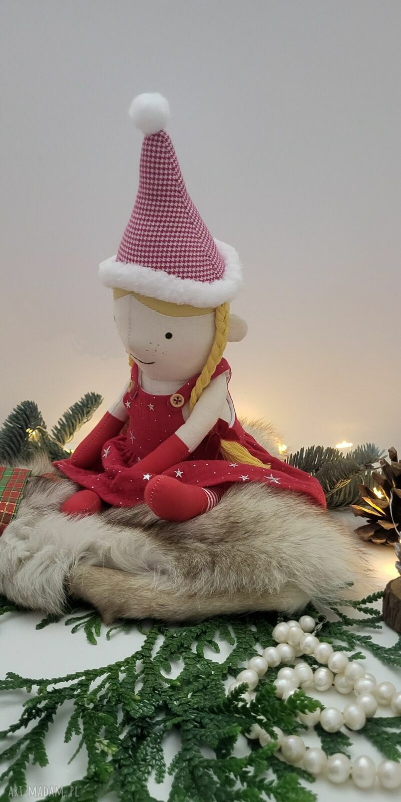 Świąteczna maskotka handmade - dekoracyjna laleczka w czerwieni