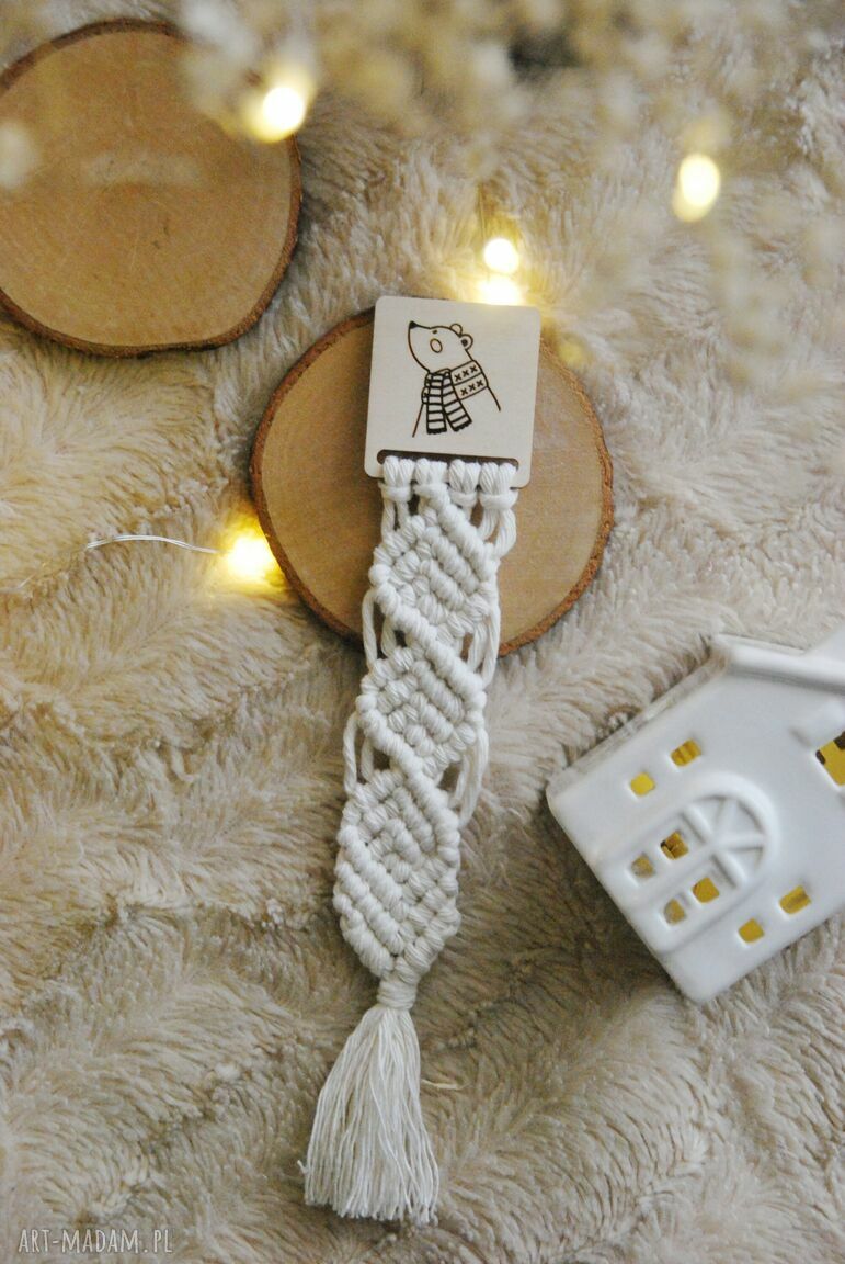 Świąteczna zakładka do książki miś - biała pleciona na drewnianej bazie (ok. 22 cm)