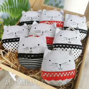 kocie bombki black red white