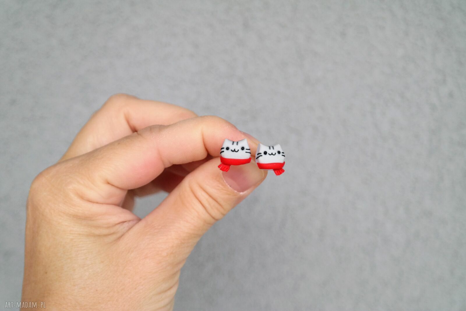 Świąteczne kolczyki kotki Pusheen w czerwonych szalikach - prezent dla miłośniczki kotów