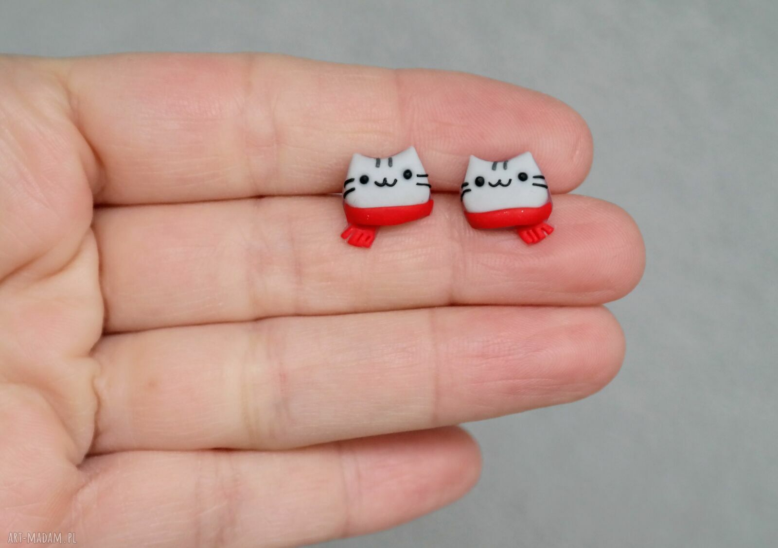 Świąteczne kolczyki kotki Pusheen w czerwonych szalikach - prezent dla miłośniczki kotów