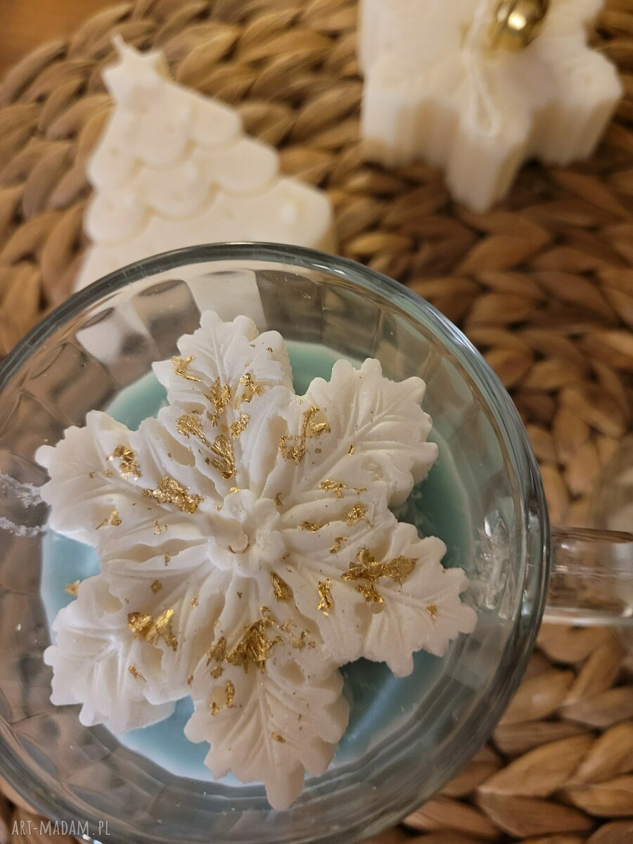 Świeca sojowa ze śnieżynką - zimowa dekoracja handmade